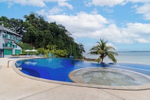 2 outdoor pools, pool loungers - Royale Chulan Cherating Villa (Cherating)