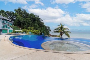 2 piscinas al aire libre, sillones reclinables de piscina