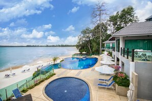 2 ulkouima-allasta, aurinkotuoleja