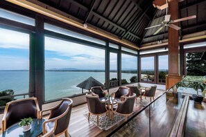 Coin salon dans le hall