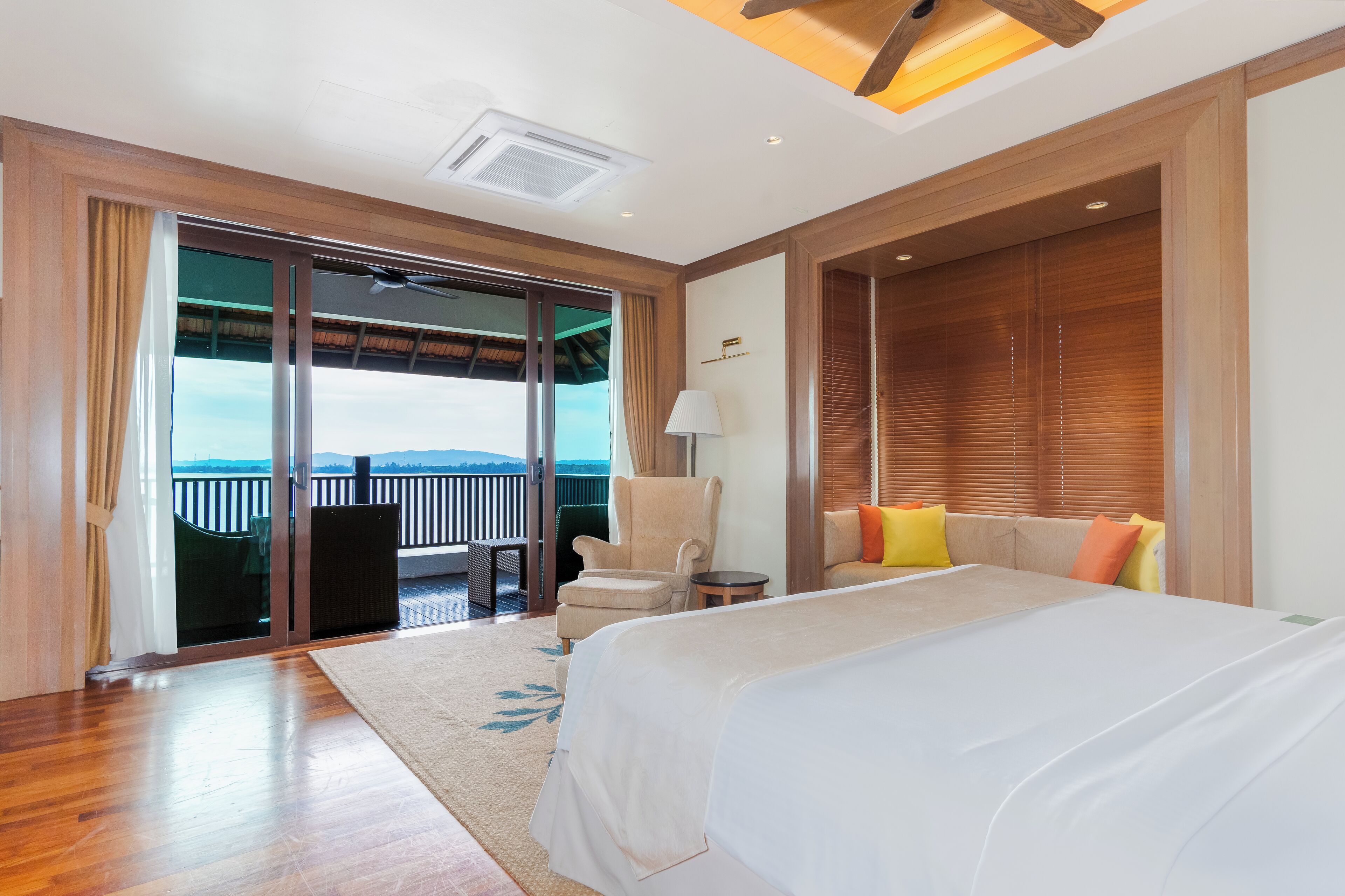 Villa familiar, balcón, vistas al mar | Minibar, caja fuerte, escritorio y espacio para trabajar con un portátil