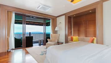 Villa familiar, balcón, vistas al mar | Minibar, caja fuerte, escritorio y espacio para trabajar con un portátil