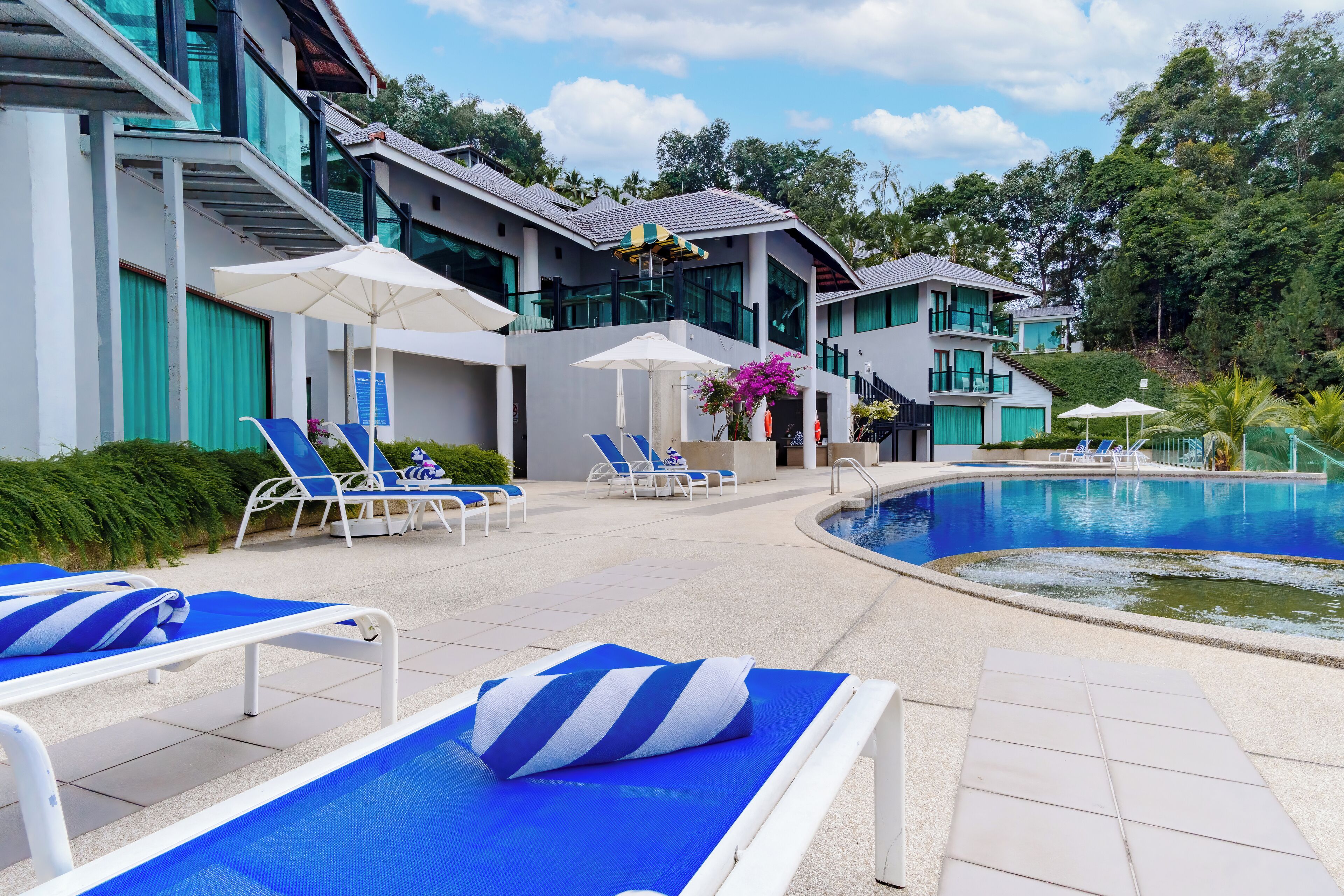 2 outdoor pools, pool loungers