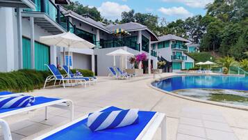 2 outdoor pools, pool loungers