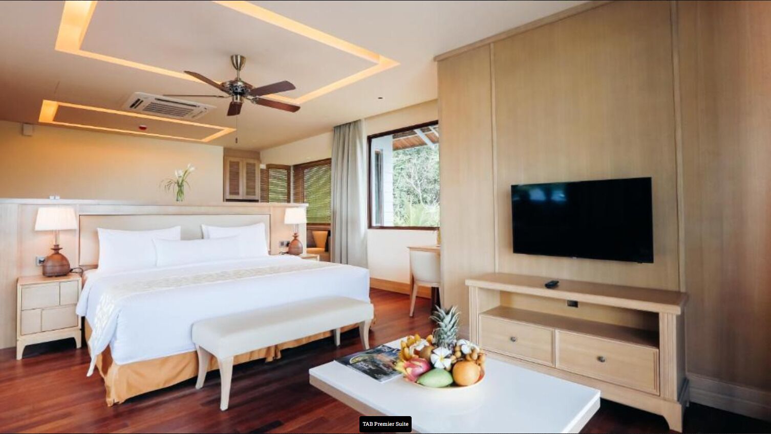 Villa, 1 chambre, balcon, vue partielle sur l'océan | Minibar, coffres-forts dans les chambres, bureau
