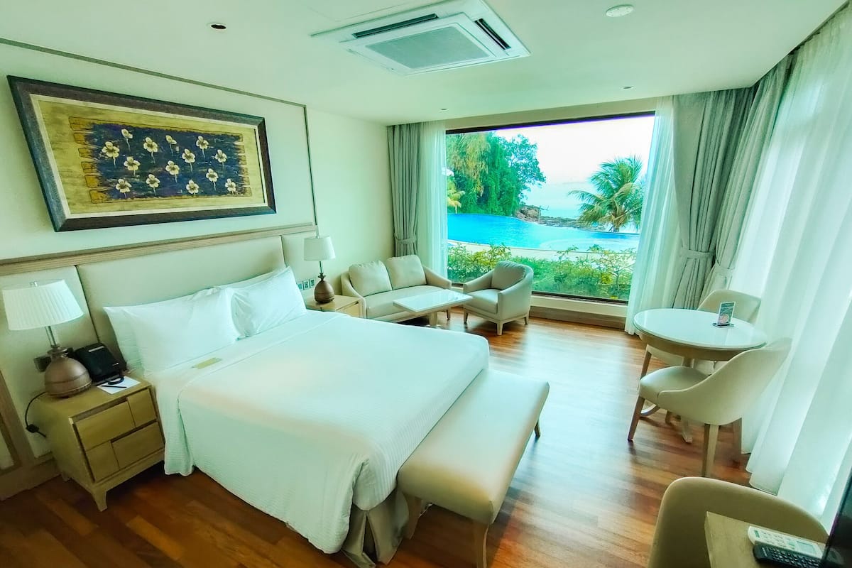 Ocean Suite (No Balcony)