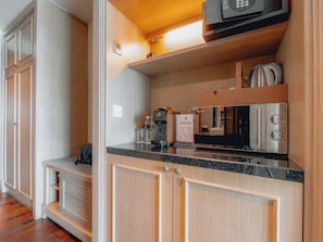 Minibar, caja de seguridad en la habitación y escritorio