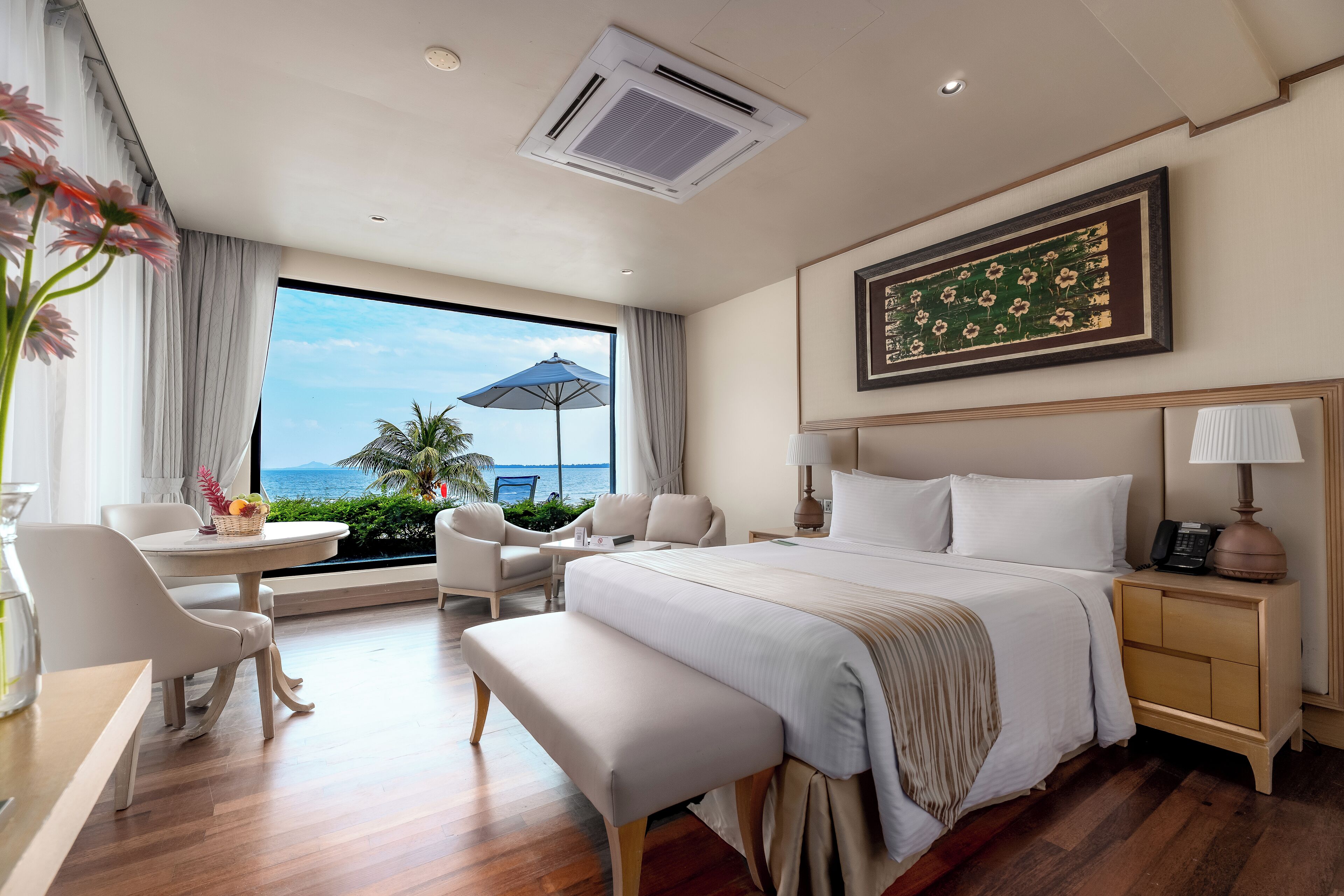 Suite, 1 cama Queen size, frente al mar (Ocean (No Balcony)) | Minibar, caja de seguridad en la habitación y escritorio 