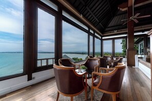 Coin salon dans le hall