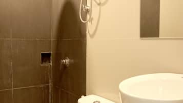Habitación cuádruple Deluxe | Baño | Ducha, bidé y toallas