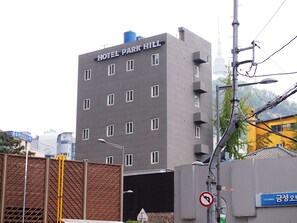 Un edificio de varios pisos con un letrero que dice "HOTEL PARK HILL".