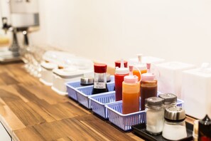 Petit déjeuner et déjeuner servis sur place