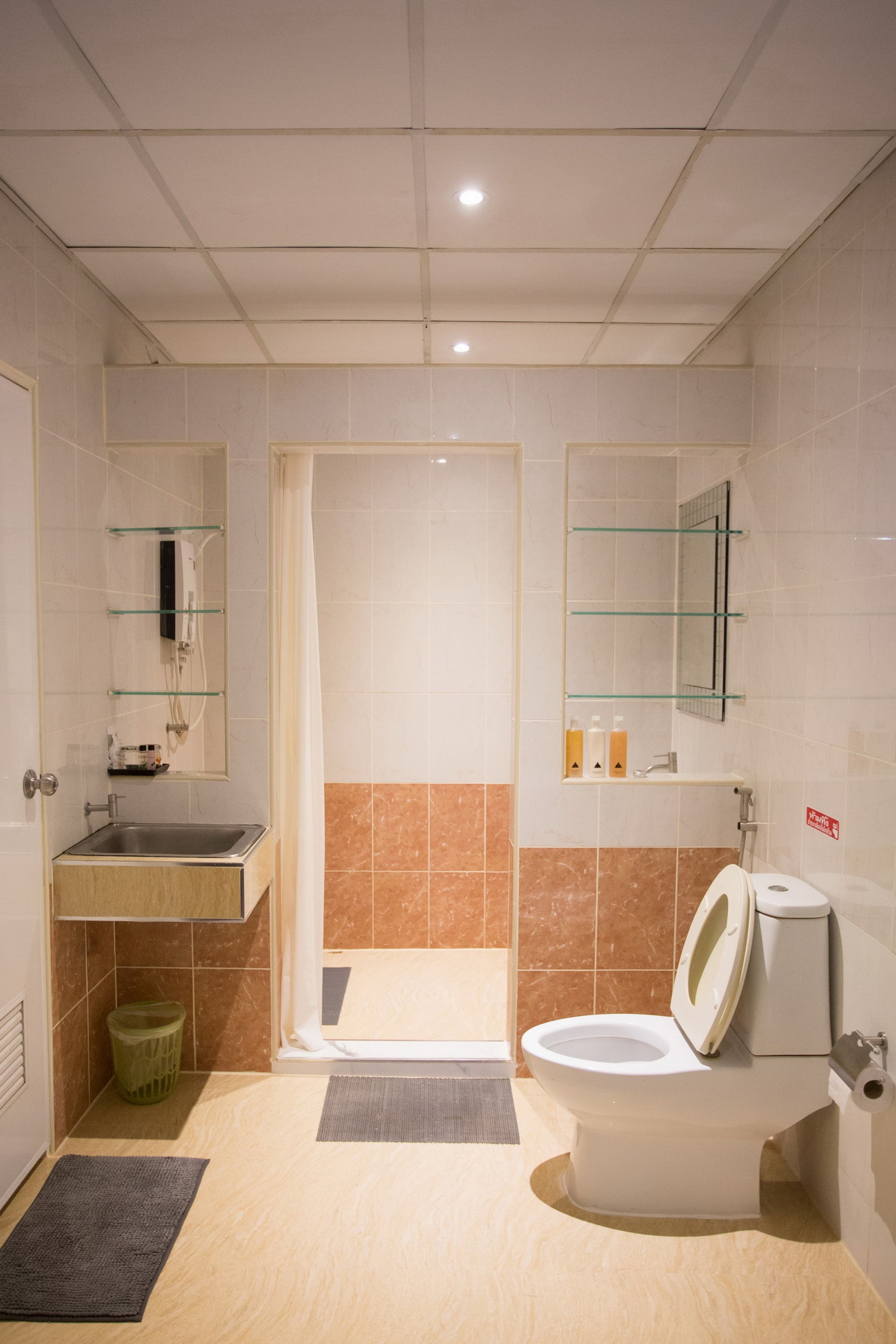 shower, free toiletries, bidet, towels