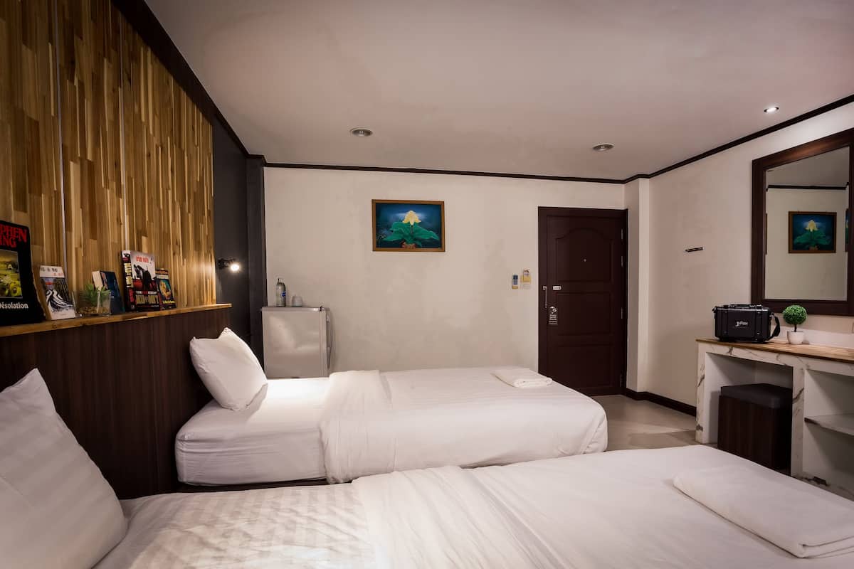 Habitación con 1 cama matrimonial o 2 individuales, 2 camas individuales, para no fumadores | Servicios de la habitación