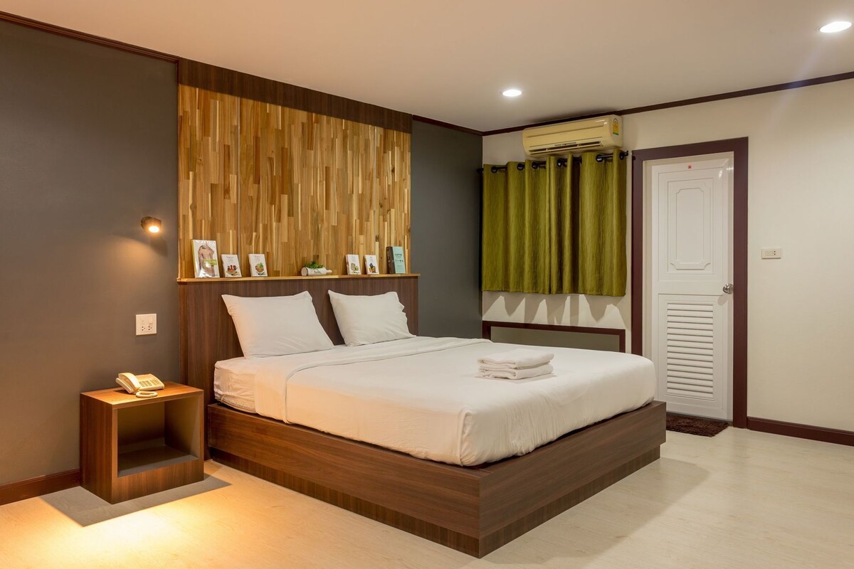 In-room safe, WiFi (free), bed sheets