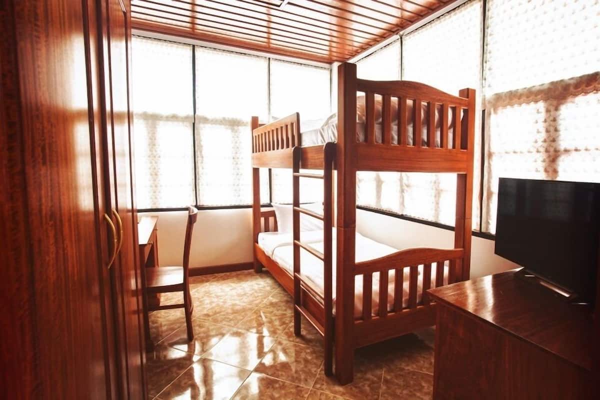 Standard Bunk Bed Room | 책상, 간이 침대, 무료 WiFi