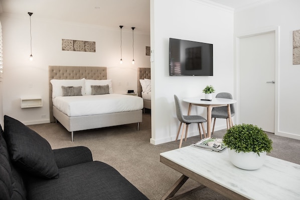 开间 (Twin Queen ) | 起居区 | 平板电视