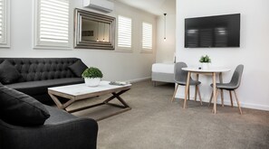 Studio Apartment Twin Queen | Living area | Flat-screen TV - Newington Apartments (Ballarat)