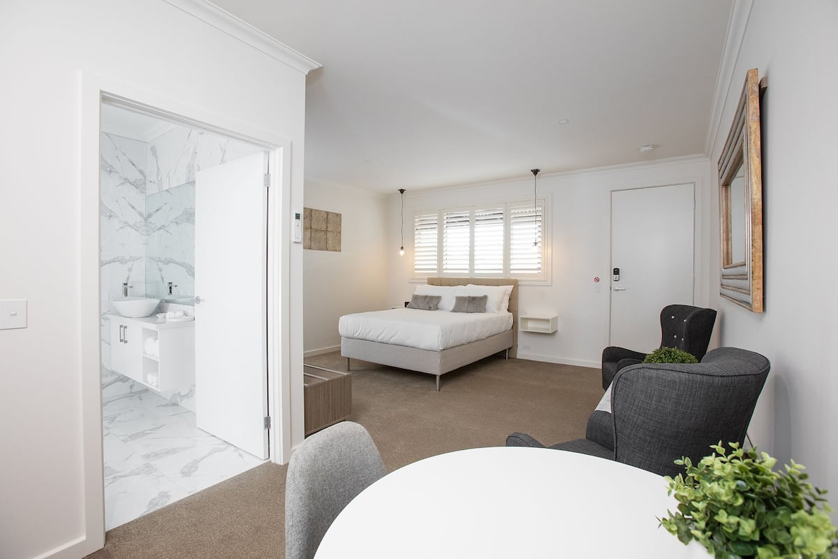 Studio, 1 Tempat Tidur Queen, akses difabel | Minibar, meja kerja, setrika/meja setrika, dan tempat tidur bayi gratis