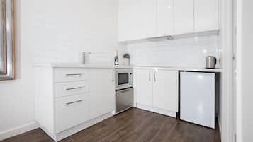 Studio Apartment Queen  | Private kitchenette | Fridge, microwave, stovetop, dishwasher
