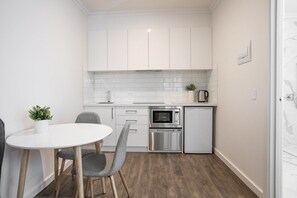 Estudi, 1 llit de matrimoni, accessible | Cuina bàsica privada | Frigorífic, microones, placa de cuina i rentaplats 