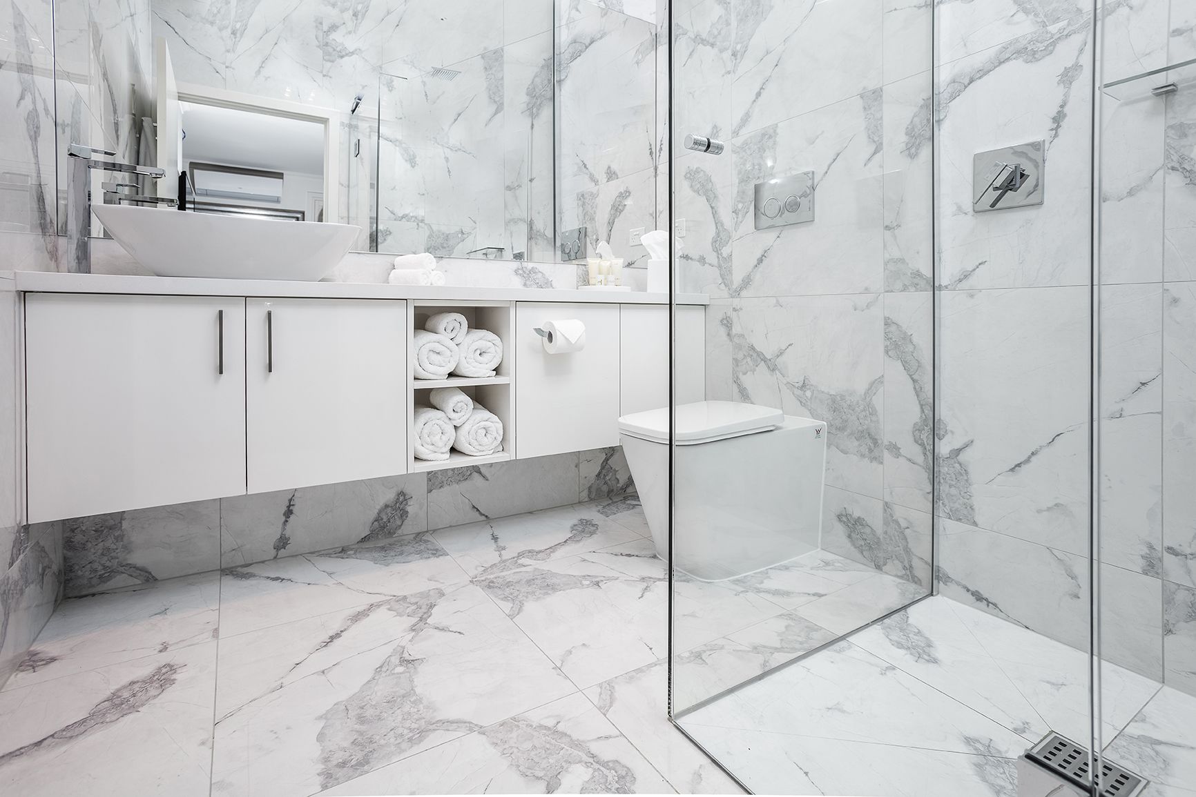 studio apartment twin queen | bathroom | shower, free toiletries, hair dryer, towels