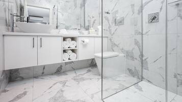 Studio Apartment Twin Queen | Bathroom | Shower, free toiletries, hair dryer, towels