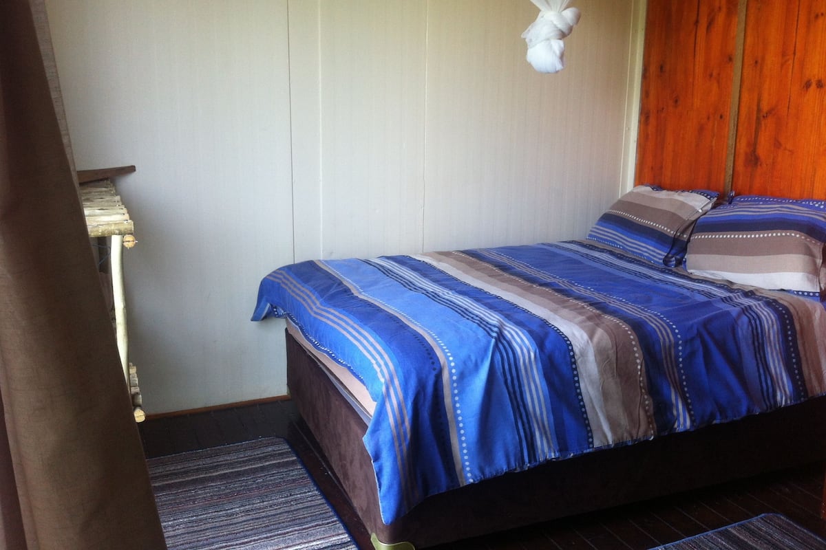 Habitación doble, vista al río | Tabla de planchar con plancha y ropa de cama