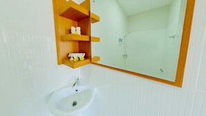 Chambre simple Deluxe, balcon | Lavabo de la salle de bain