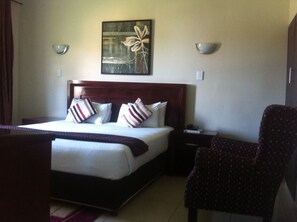 Presidentiële suite, uitzicht op tuin | Een kluis op de kamer, een bureau, gratis wifi