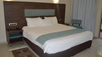 In-room safe, desk, free WiFi