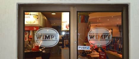 2 restaurants, spécialités Cuisine locale et internationale
