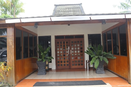Property entrance. Serayu Hotel Timika
