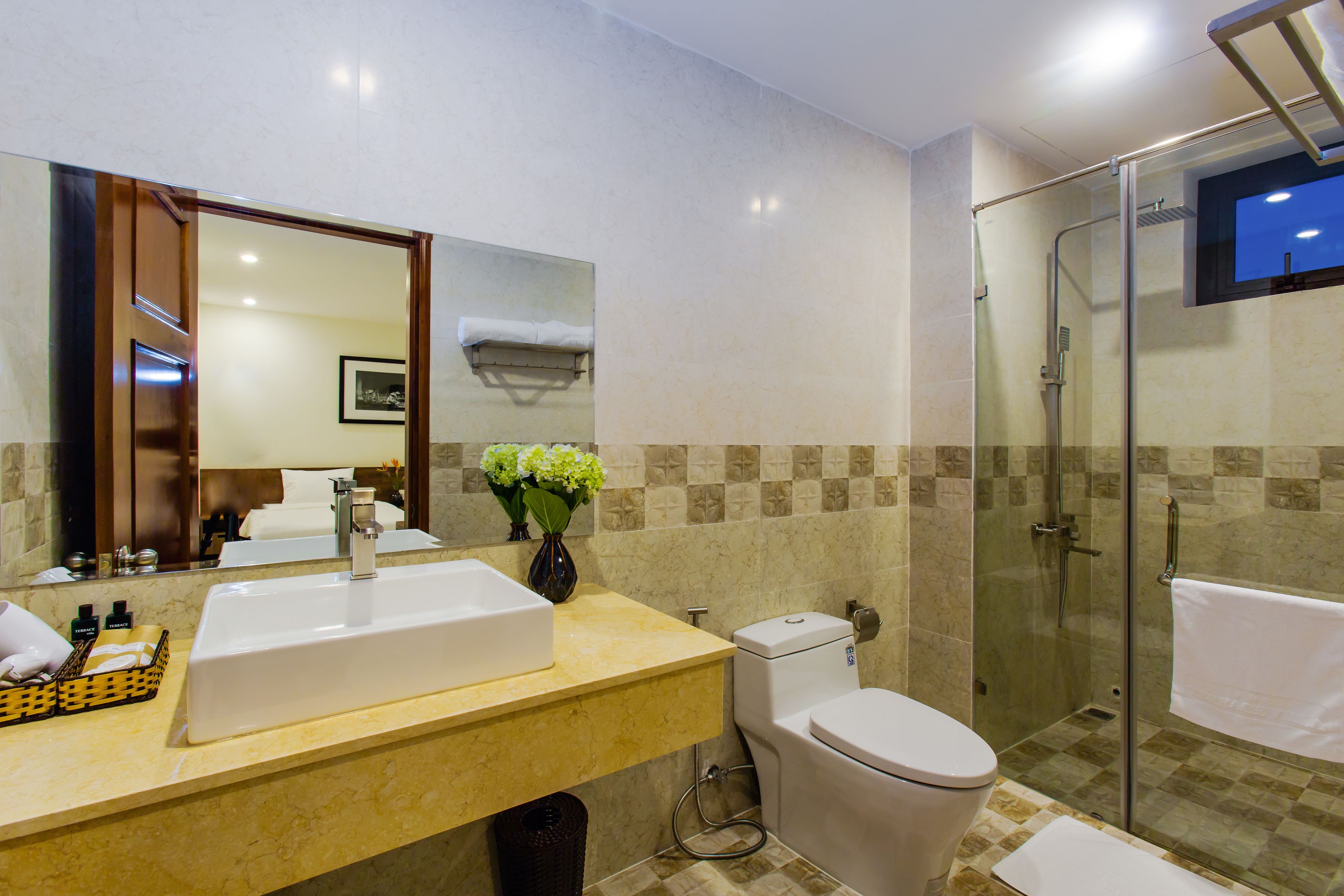 shower, rainfall showerhead, free toiletries, hair dryer