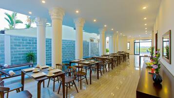 Aamiainen, lounas ja illallinen; paikallinen ja kansainvälinen keittiö