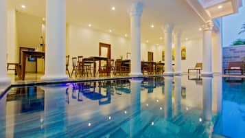 Sisäuima-allas, ulkouima-allas