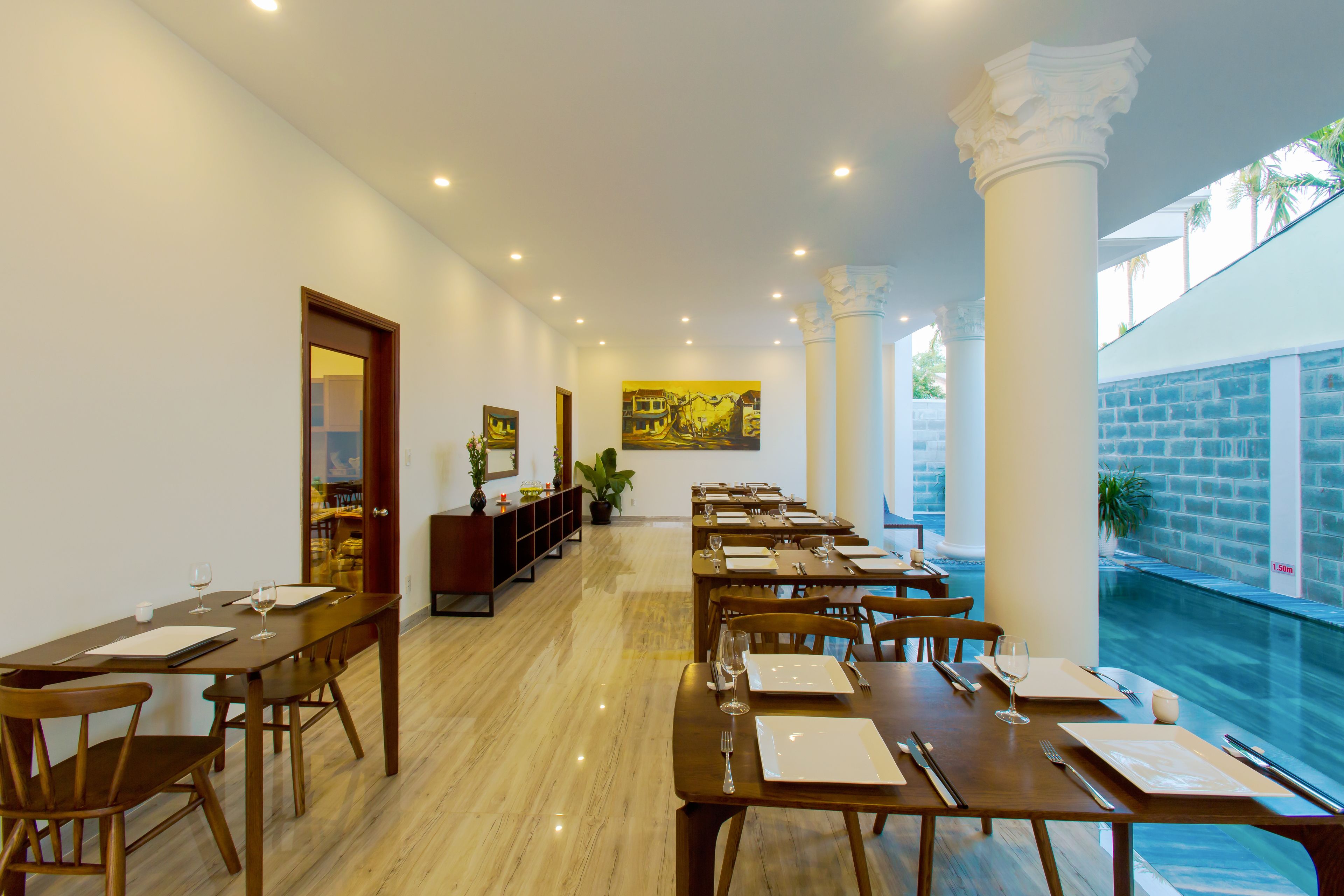 breakfast, lunch, dinner served; local and international cuisine