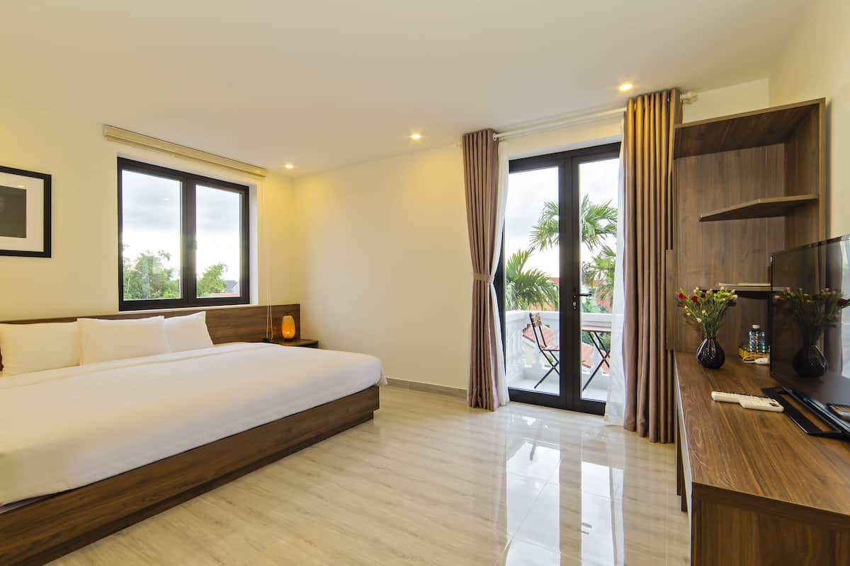 Deluxe King, Balcony, Rice Fields | Minibar, in-room safe, desk, soundproofing