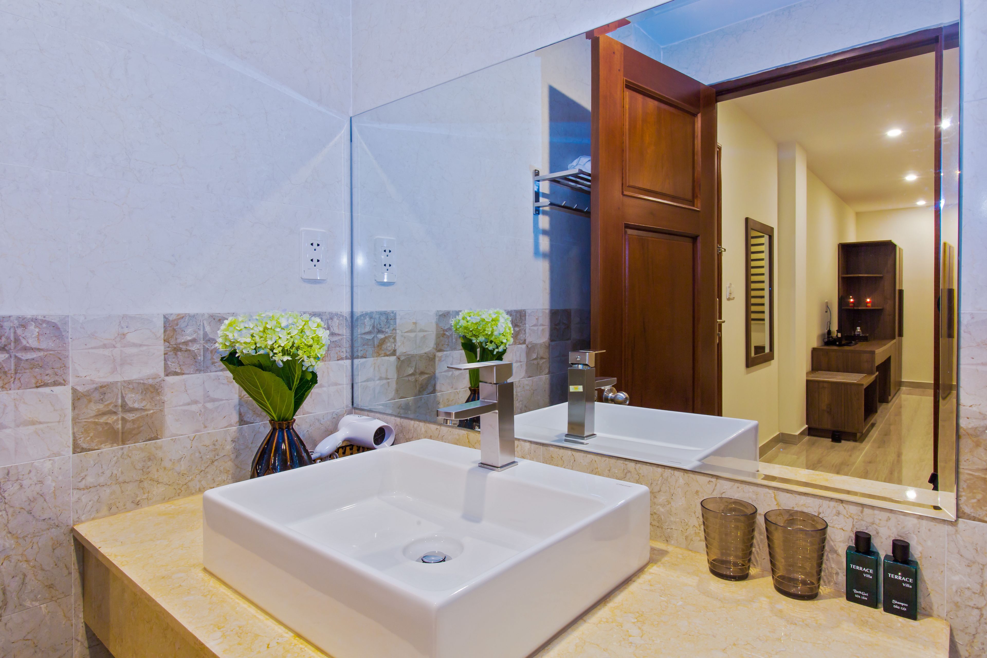 shower, rainfall showerhead, free toiletries, hair dryer