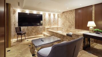 Family Room, Non Smoking | Premium bedding, down comforters, individually furnished, desk