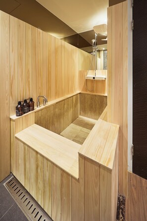 Hinoki Room | Bathroom | Combined shower/bathtub, hair dryer, bathrobes, slippers - Cullinan Hotel and Spa (Seoul)
