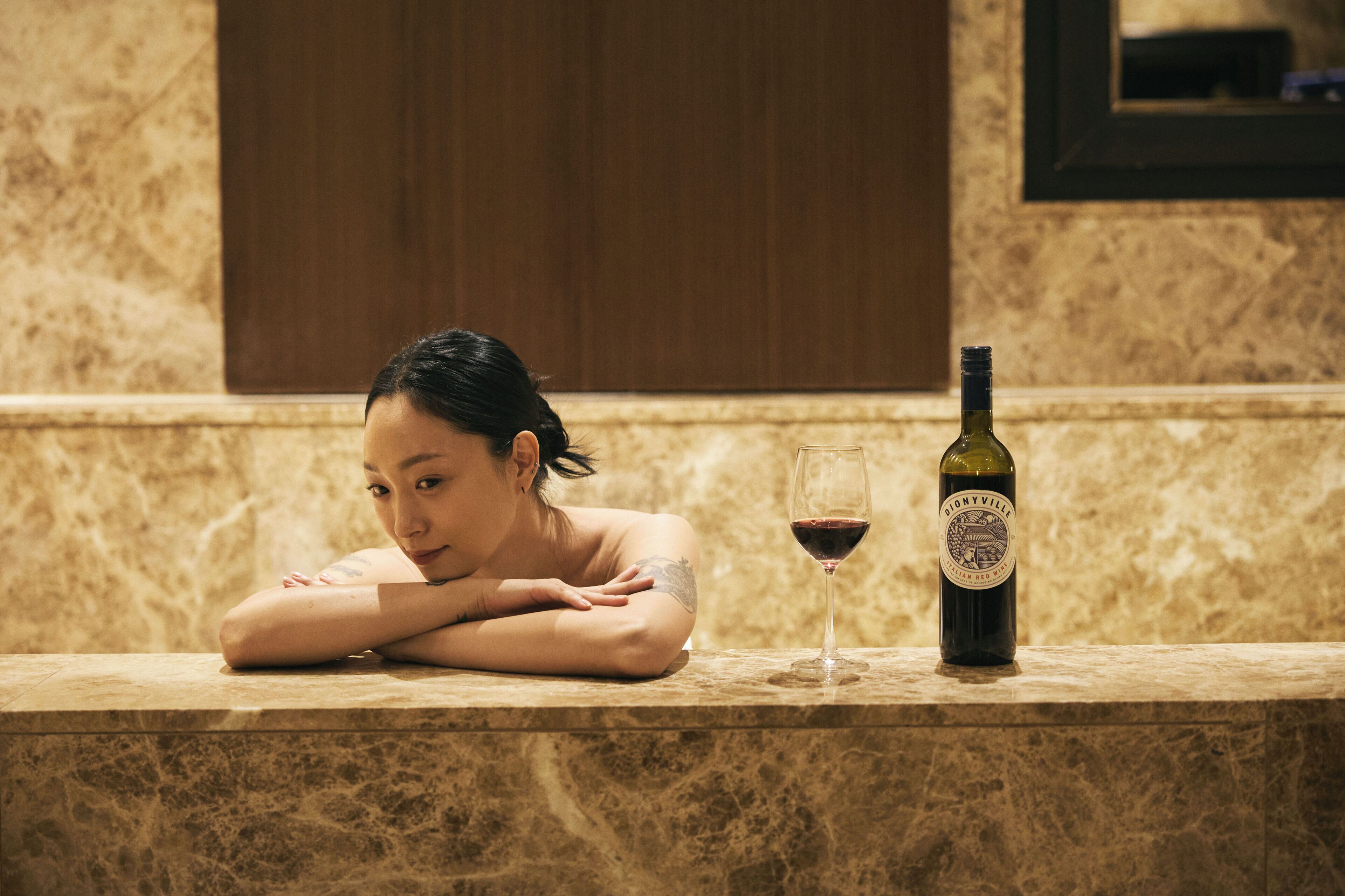 Familiekamer, niet-roken | Badkamer | Een bad/douchecombinatie, een haardroger, badjassen, pantoffels