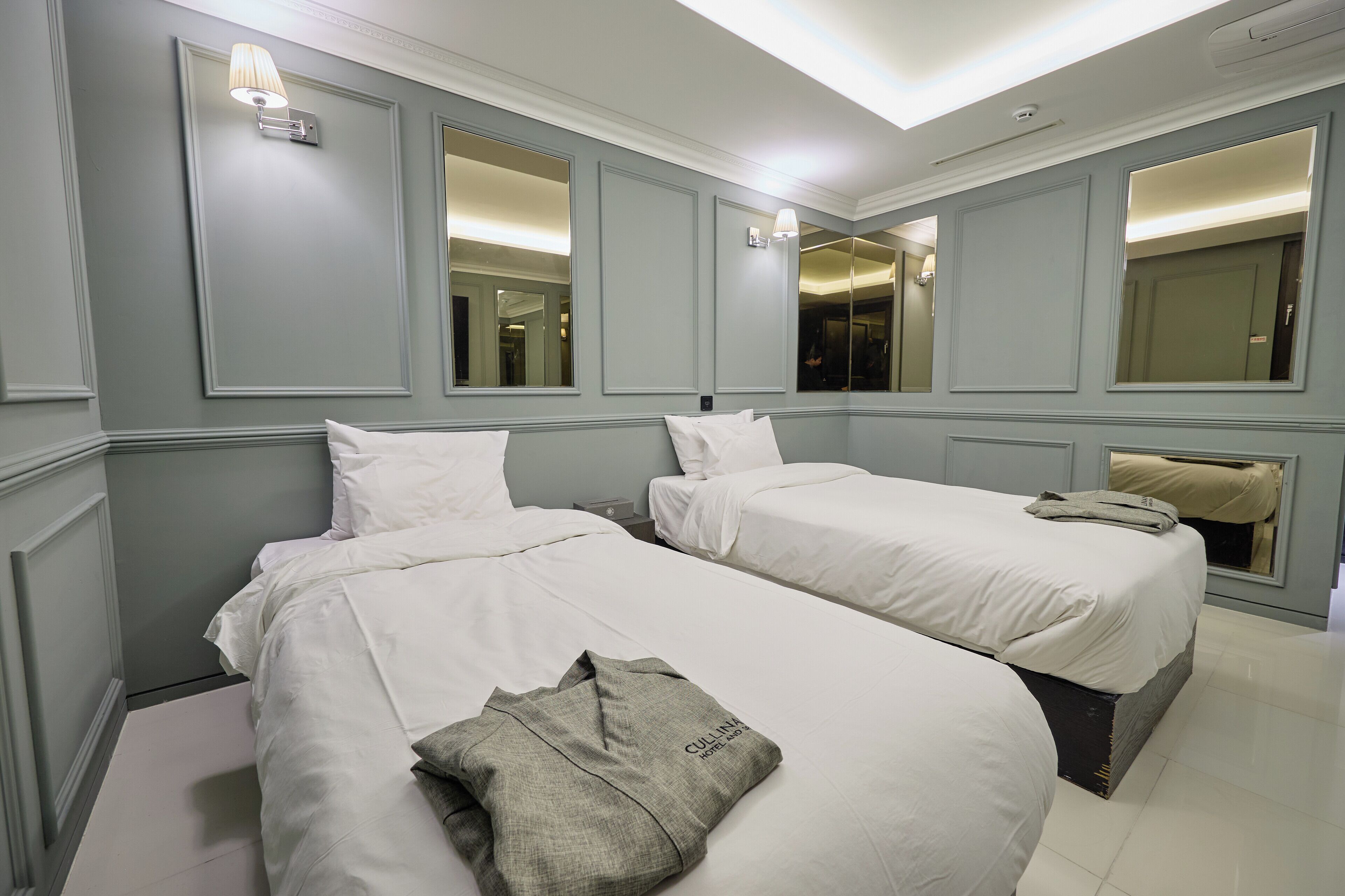 Twin kamer | Luxe beddengoed, donzen dekbedden, individueel gemeubileerd, een bureau