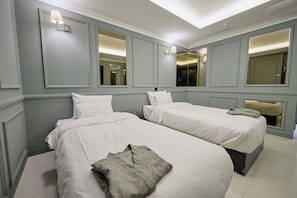 雙床房 | 高級寢具、羽絨被、獨特裝修、書桌