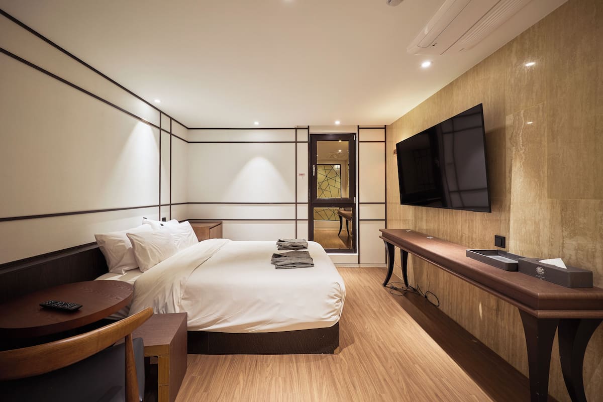 Hinoki Room | Premium bedding, down duvets, desk, laptop workspace