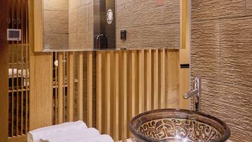 Romantic Room | Bathroom | Combined shower/tub, free toiletries, bathrobes, slippers