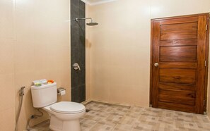 Superior-Zimmer | Badezimmer | Dusche, kostenlose Toilettenartikel, Handtücher