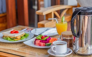 Dagelijks continentaal ontbijt (IDR 75000.00 per persoon)