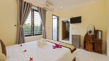 Quarto luxo | Frigobar, escrivaninha, quartos à prova de som, Wi-Fi de cortesia