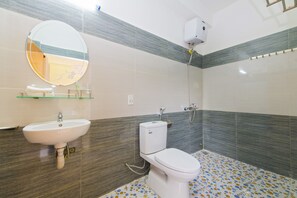 Deluxe Room | Bathroom | Shower, free toiletries, hair dryer, slippers - Bougain Villeas Homestay (Da Nang)